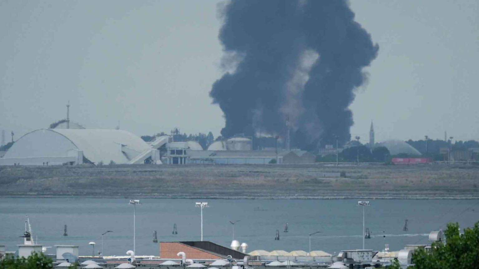 Incendio in uno stabilimento chimico di Marghera: 2 feriti gravi