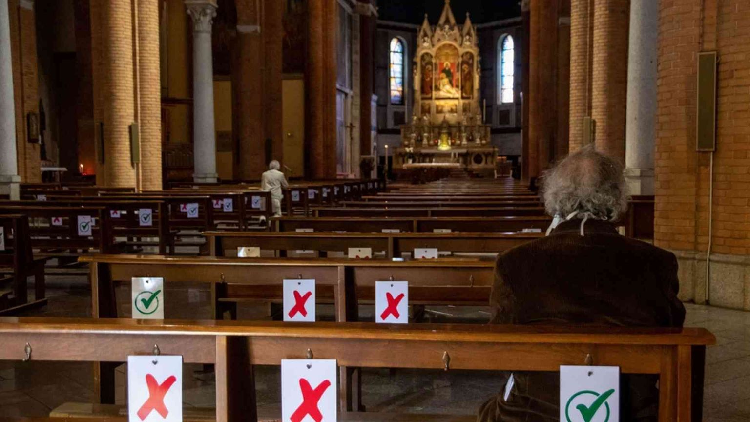 Guanti per l’ostia e posti limitati: come saranno le Messe sicure