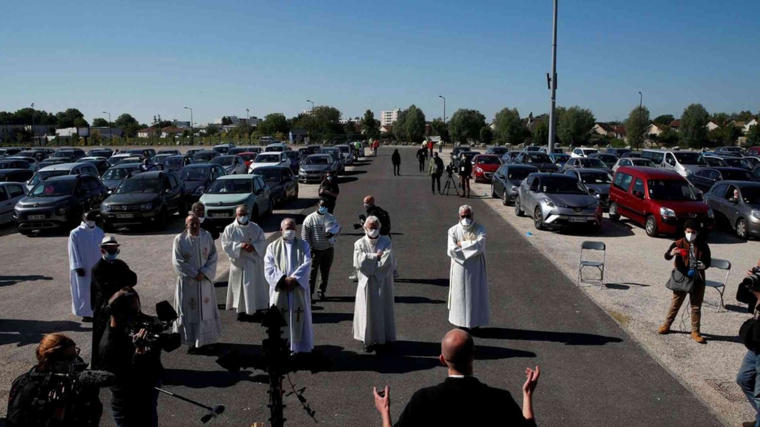 In Francia la prima Messa stile "drive in" con il vescovo