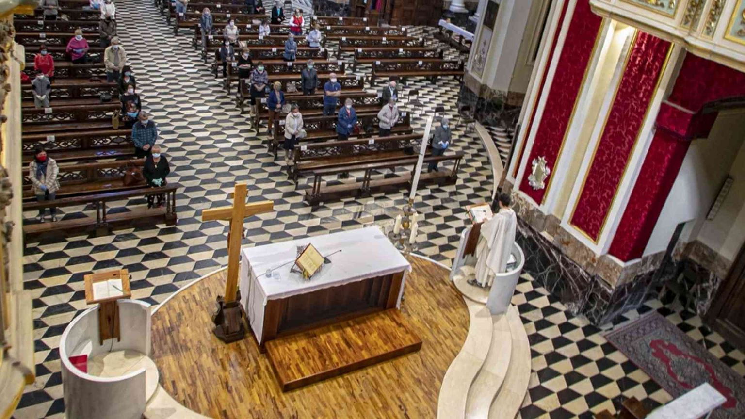 Milano, la prima Messa con i fedeli. «In Duomo vi abbiamo aspettato tanto»