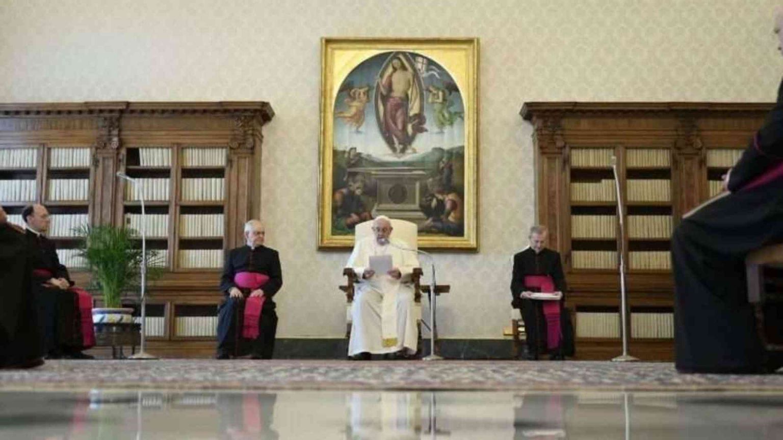 Il Papa: la preghiera apre la porta alla speranza