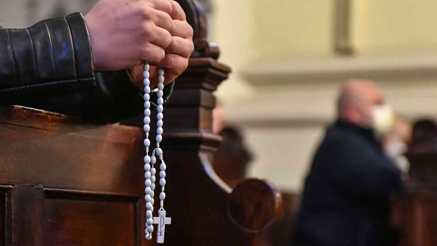 Con in mano il Rosario per superare tutti assieme questa pandemia