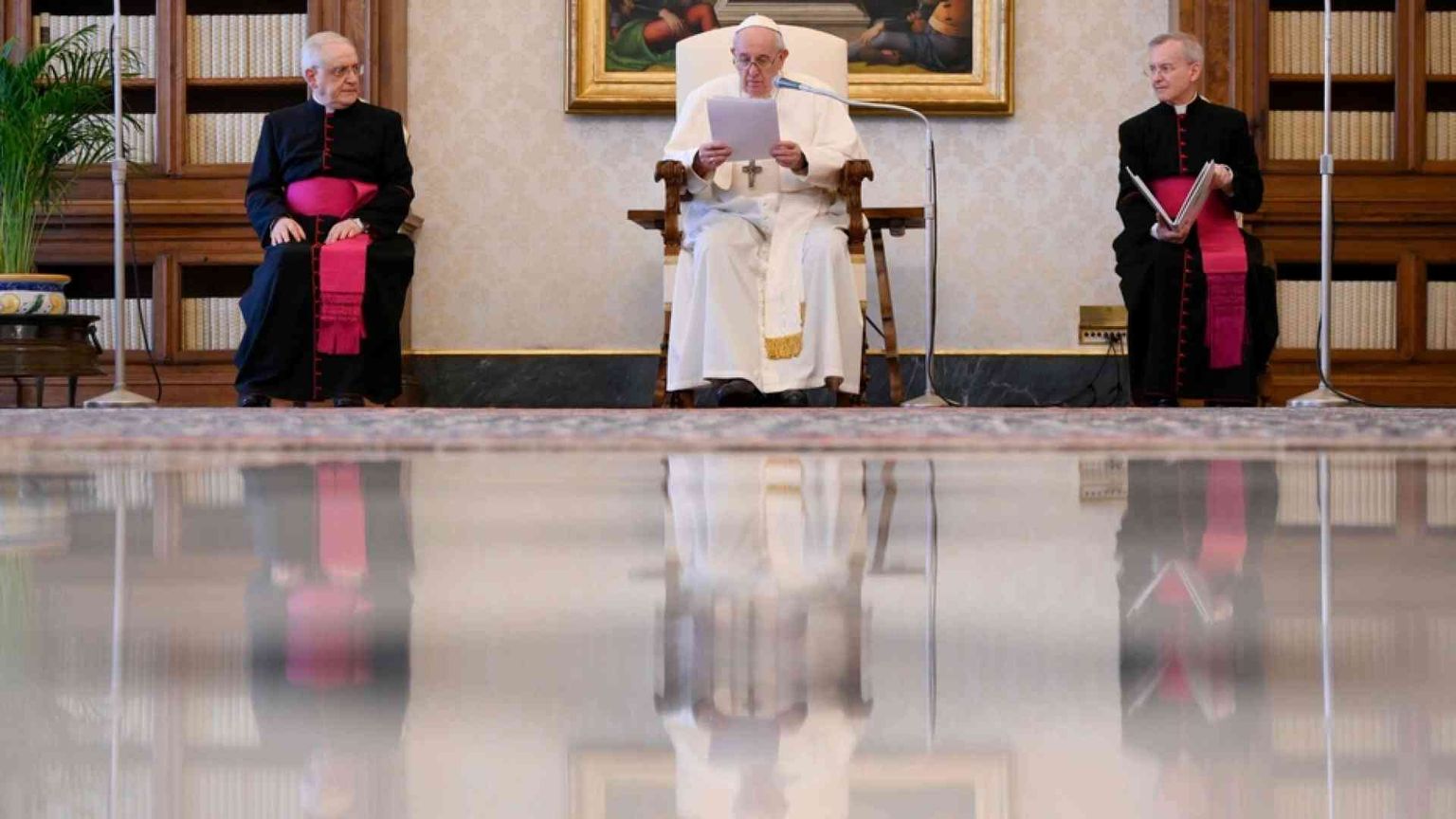 Il Papa: insegniamo ai bimbi a fare il segno della Croce