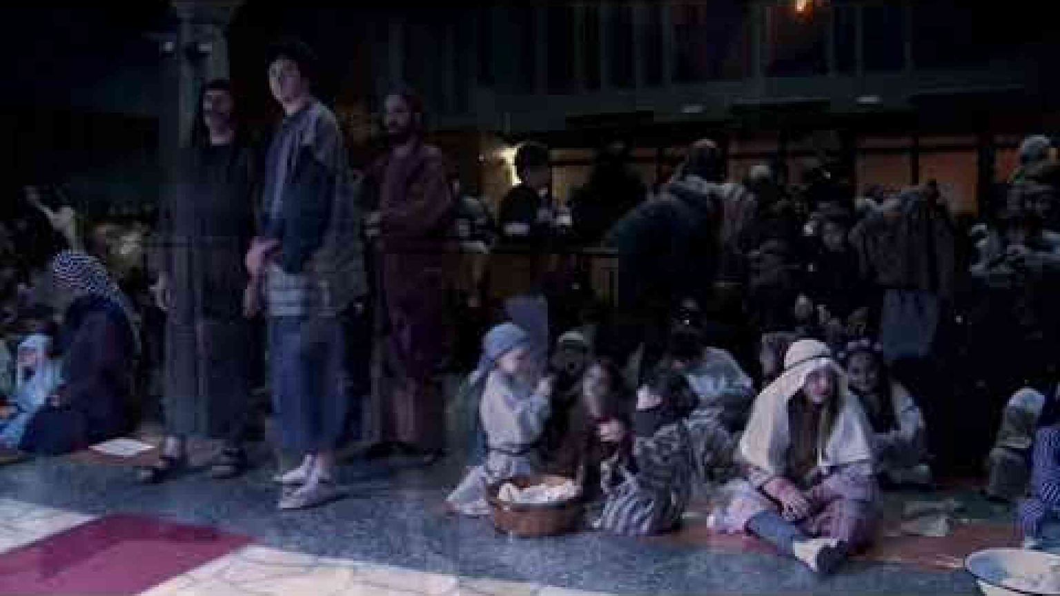 Un presepe vivente fuori stagione. Così Rimini rende omaggio a Maria (Video)