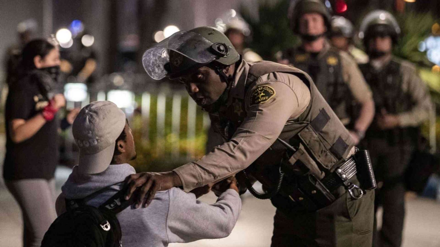 Floyd, incriminati altri 3 agenti. Obama: "Risvegliare il Paese"