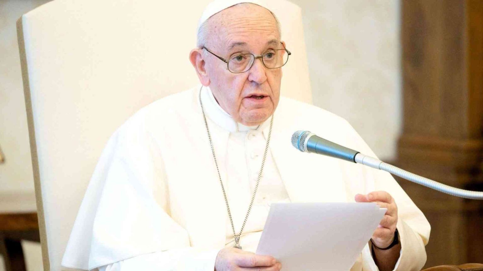 Il Papa: non possiamo fingerci sani in un mondo malato