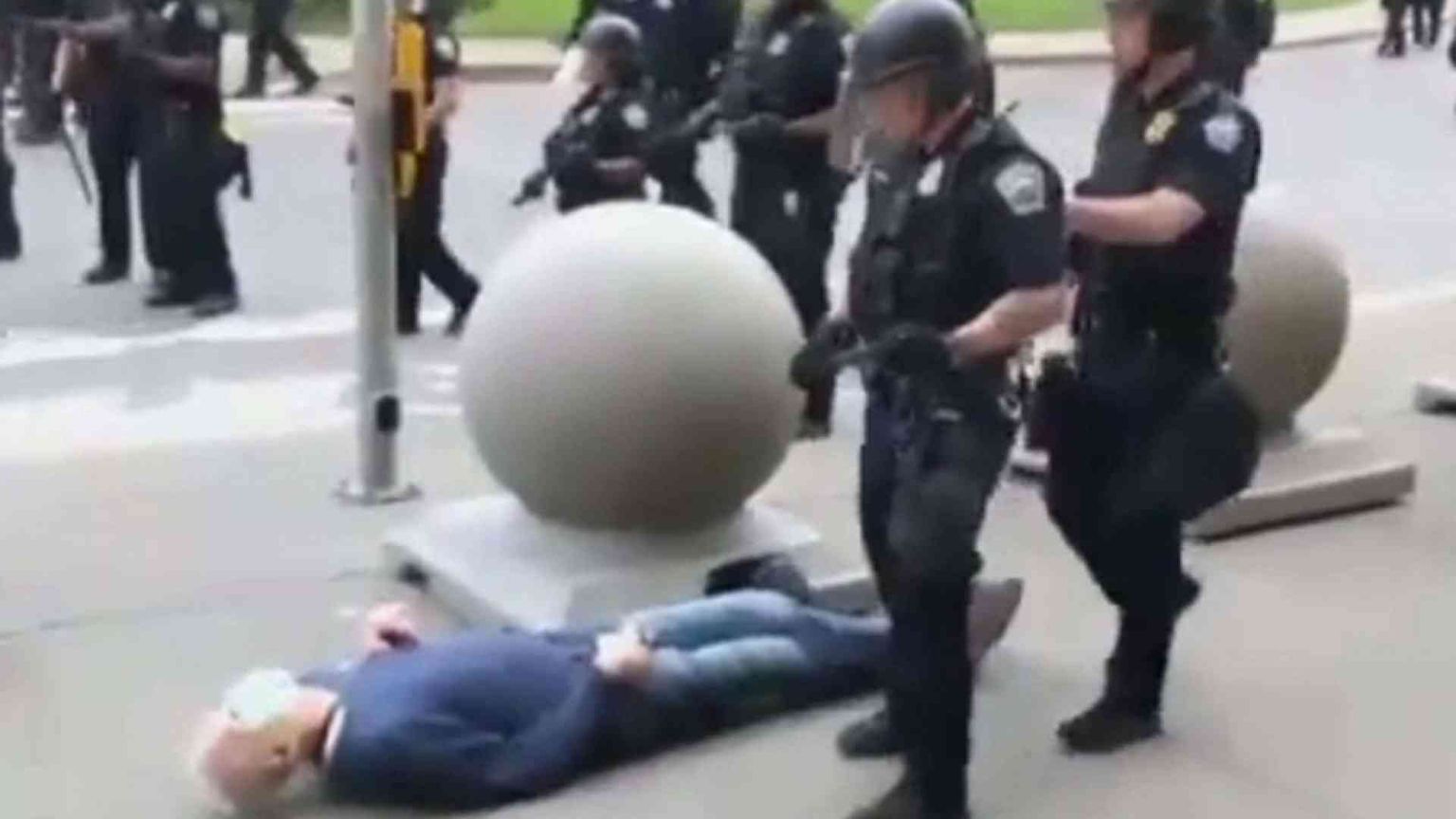 Il 3 marzo un altro afroamericano ucciso. Il 75enne a terra: rilasciati gli agenti