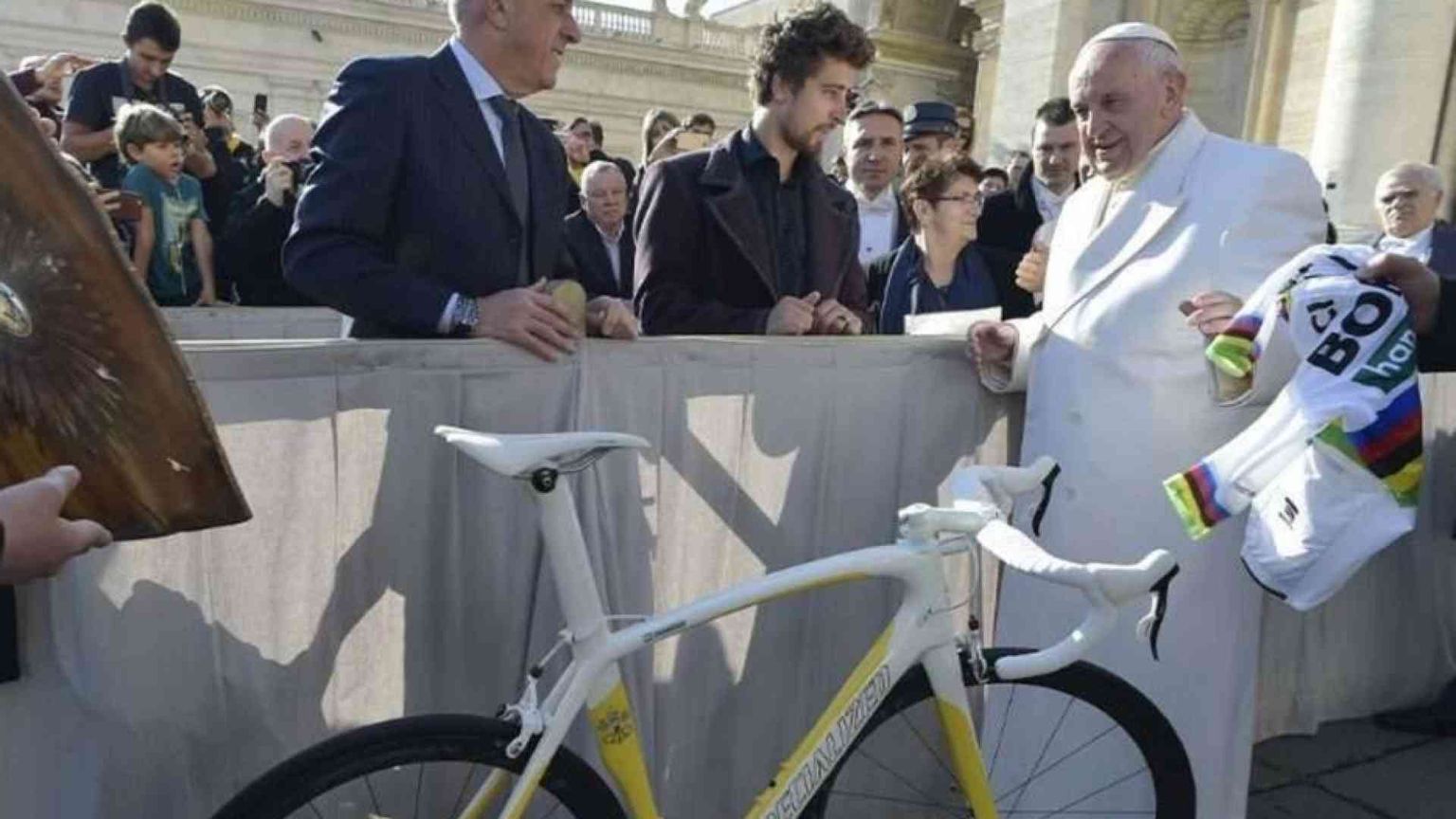 Parte l'asta per gli ospedali. E il Papa dona la bici bianco-gialla di Sagan