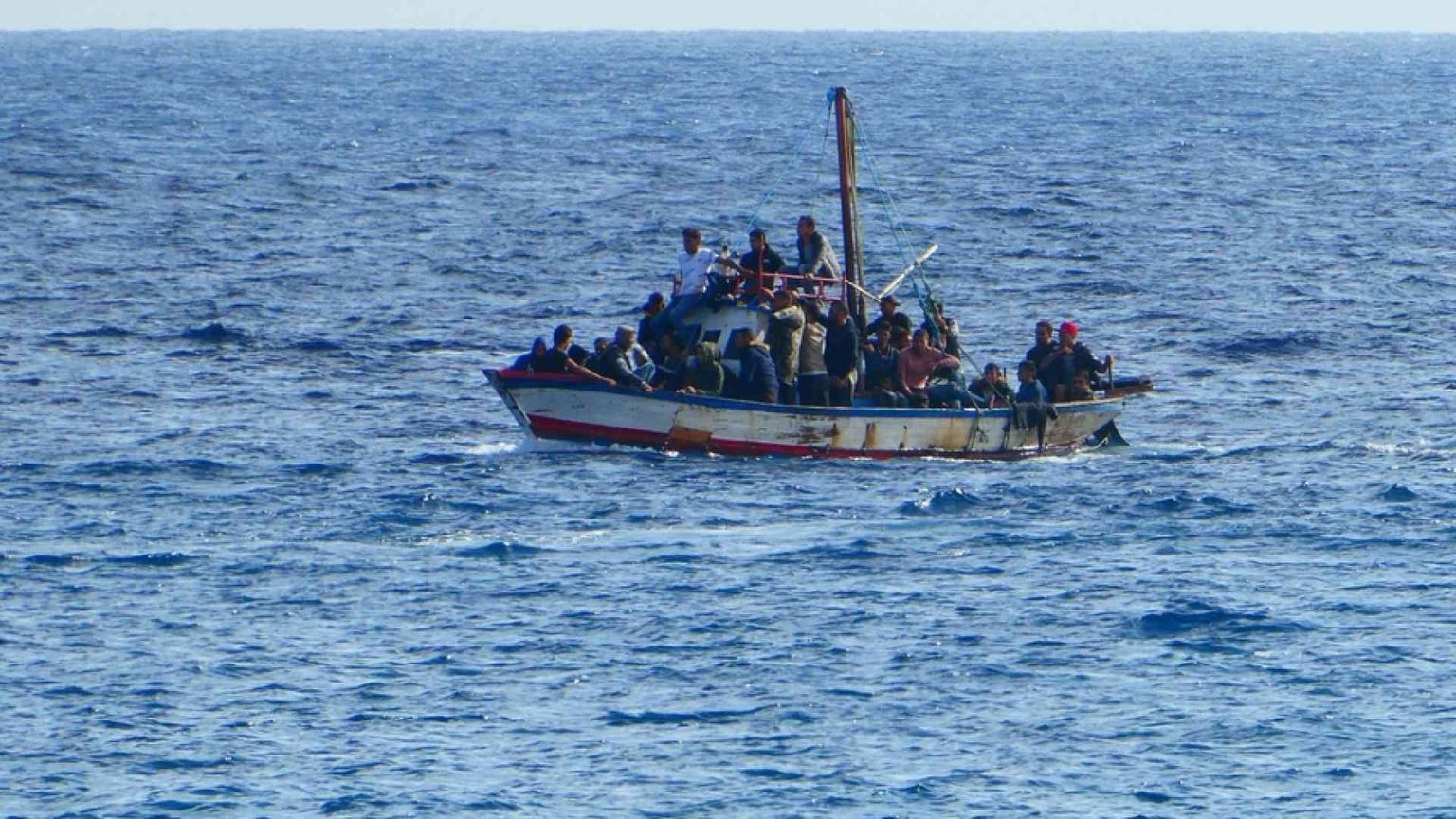 Naufragio al largo della Tunisia: almeno 50 i dispersi, donne e bimbi