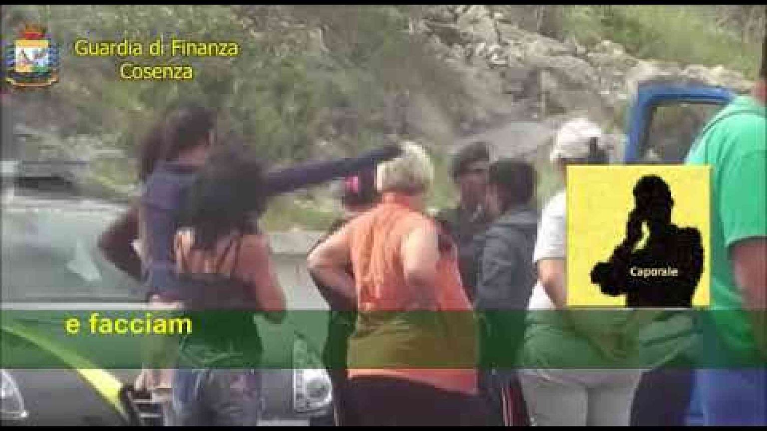 Calabria, braccianti trattati come schiavi e chiamati "scimmie"