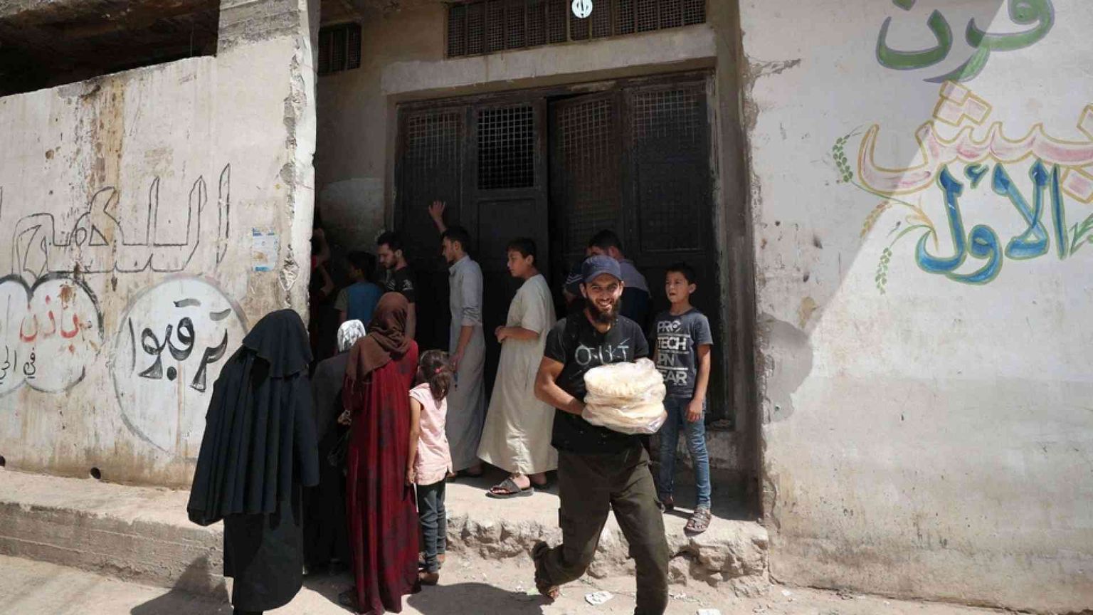 La Siria, stremata da 9 anni di guerra, si ribella al virus della povertà