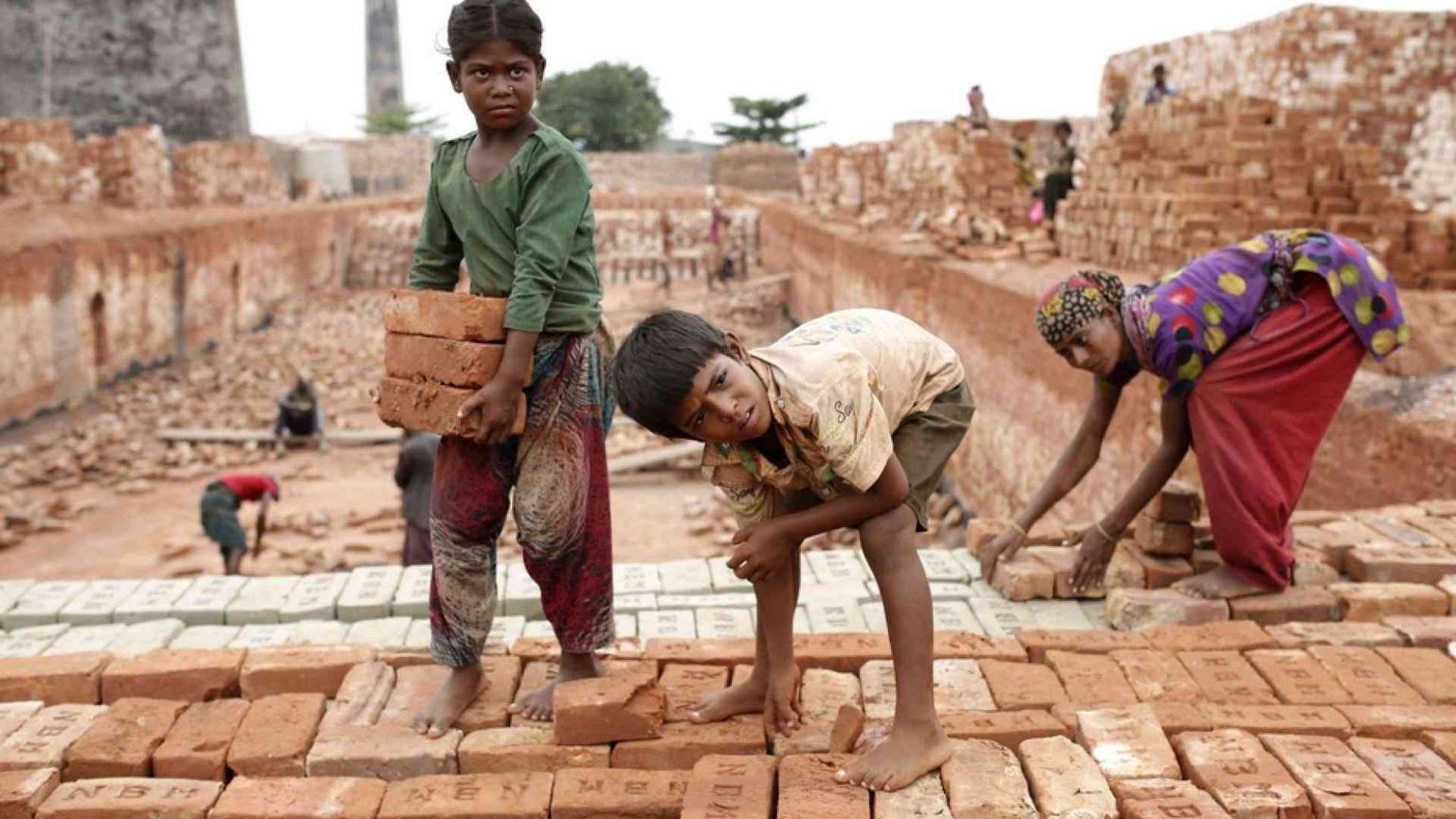 Il Papa su Twitter: proteggiamo i bambini sfruttati