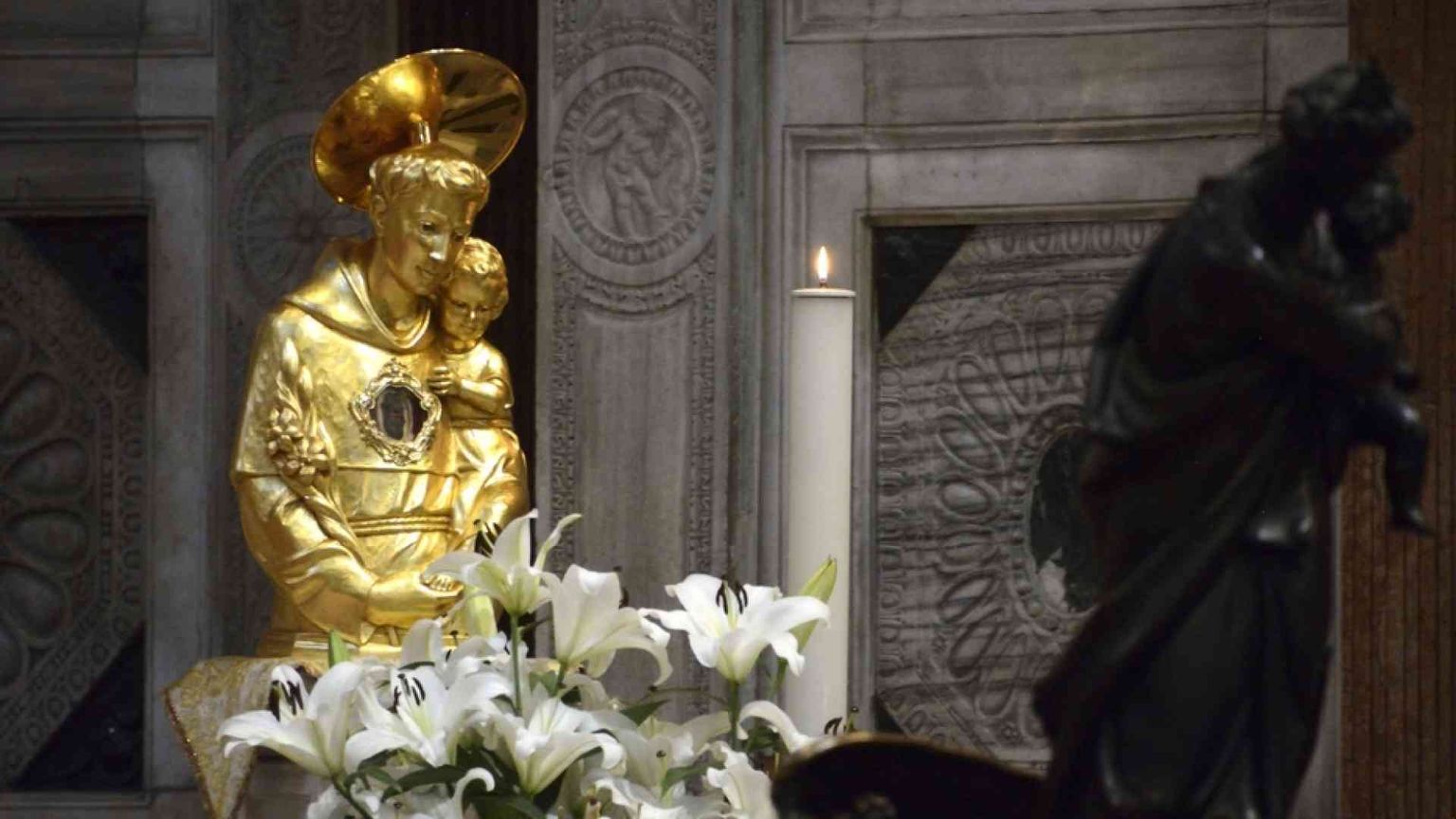 Sant'Antonio, 800 anni da frate. E le reliquie sorvolano Vo'