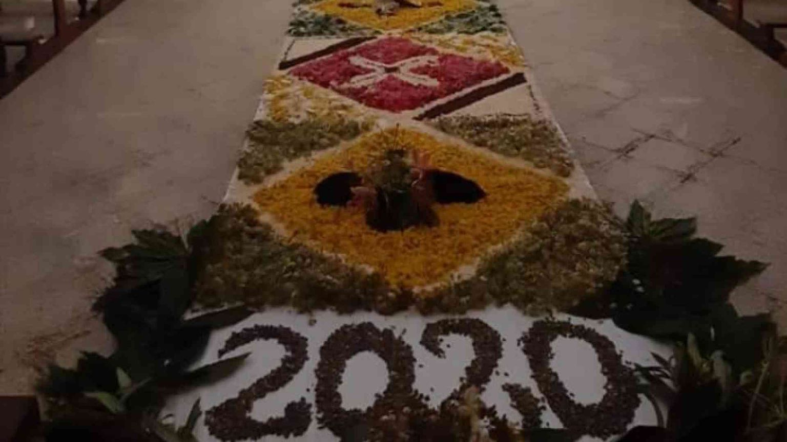 L'Infiorata in chiesa: così resiste la tradizione del Corpus Domini