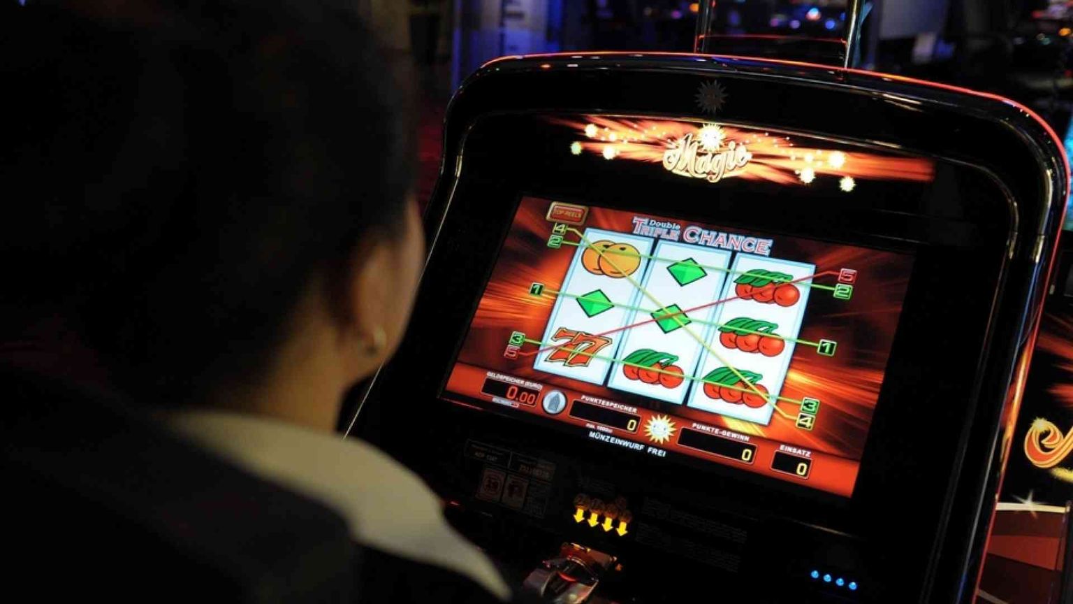 Azzardo, in 13 regioni oggi riaprono sale slot e scommesse e bingo