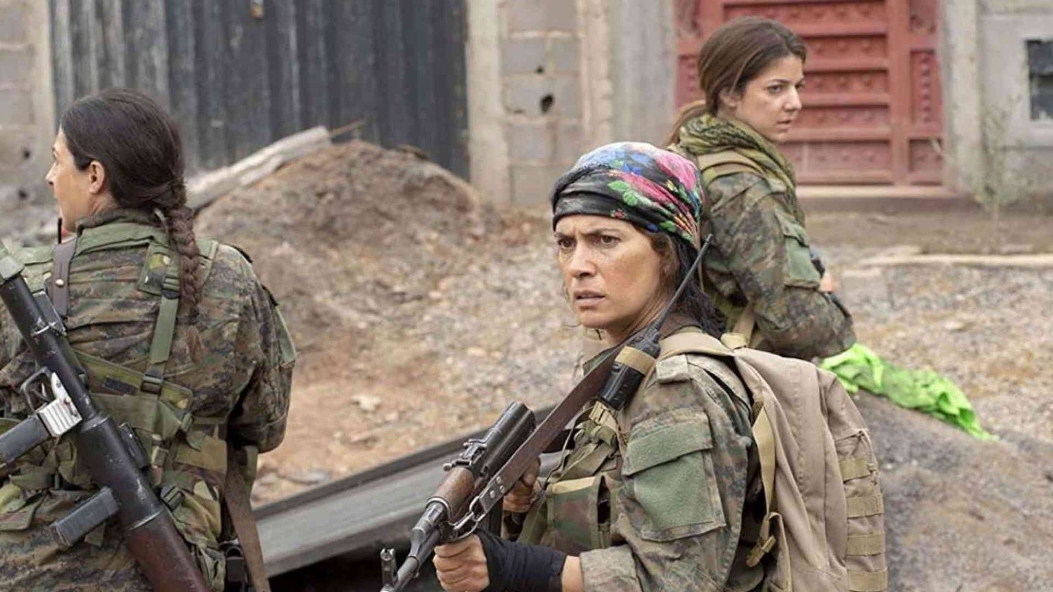 Maya Sansa e le "sorelle d'armi" anti-Daesh