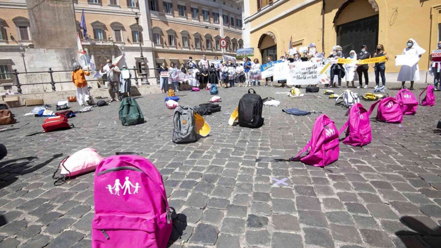 Flash mob delle paritarie per i fondi. Ma ecco la beffa ministeriale