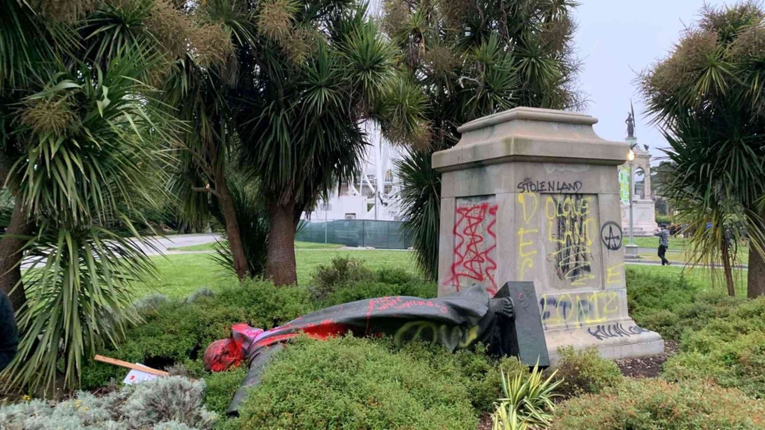 Abbattuta la statua di san Junipero Serra a San Francisco