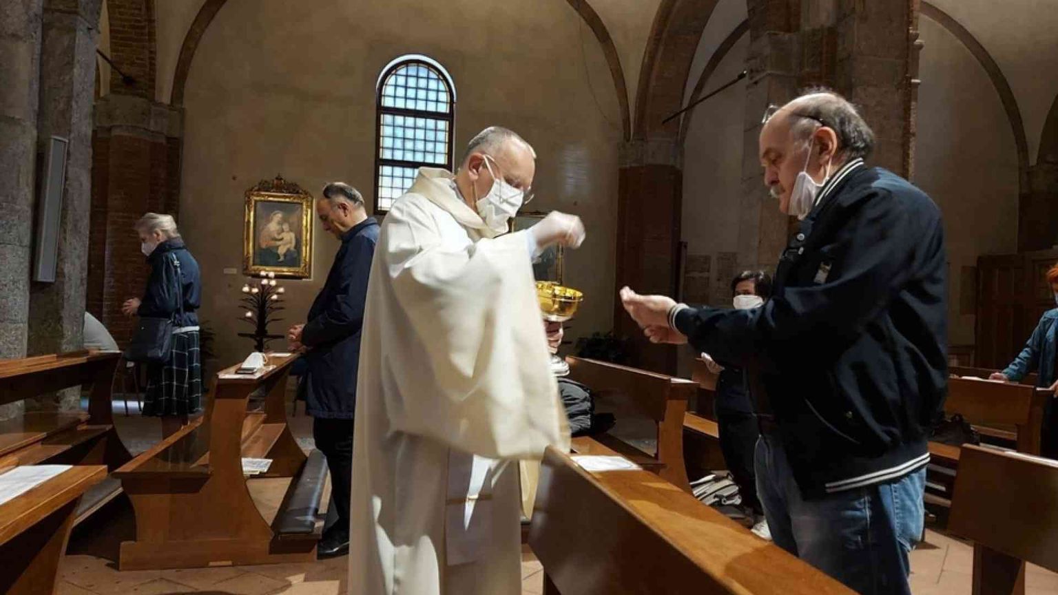 Covid, i sacerdoti potranno distribuire l'Eucaristia senza guanti