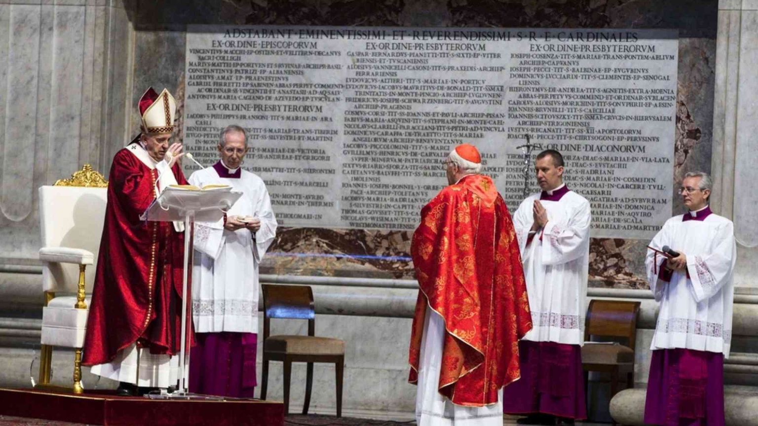 Il Papa: «Inutile e noioso lamentarsi del mondo»