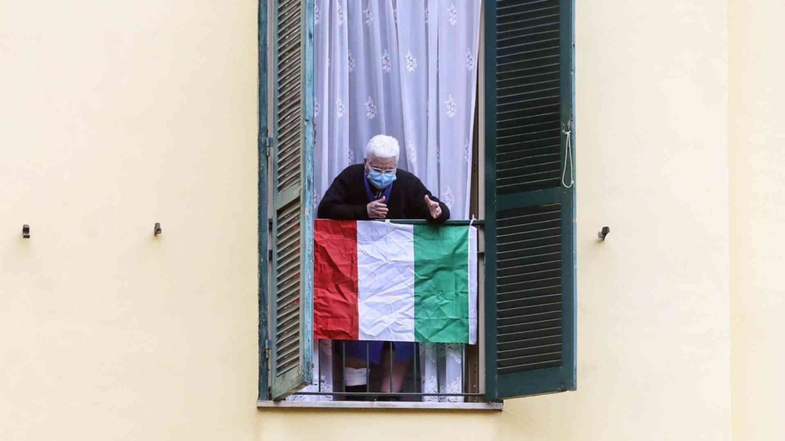 Gli italiani e il Covid: il 43% ha pregato, c'è voglia di famiglia