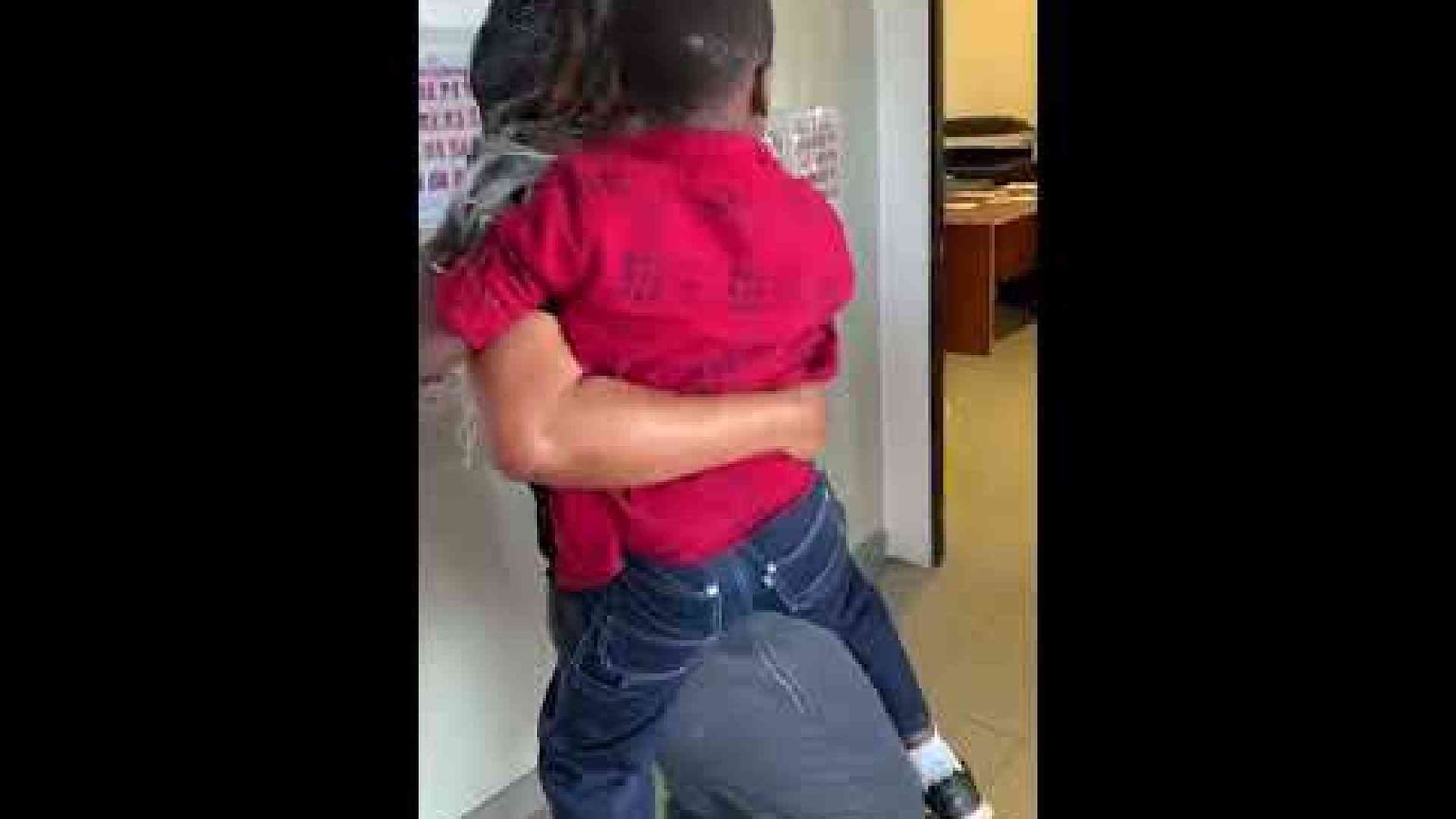 Juniò, abbandonato in Libia, ritrova la mamma: l'abbraccio commuove