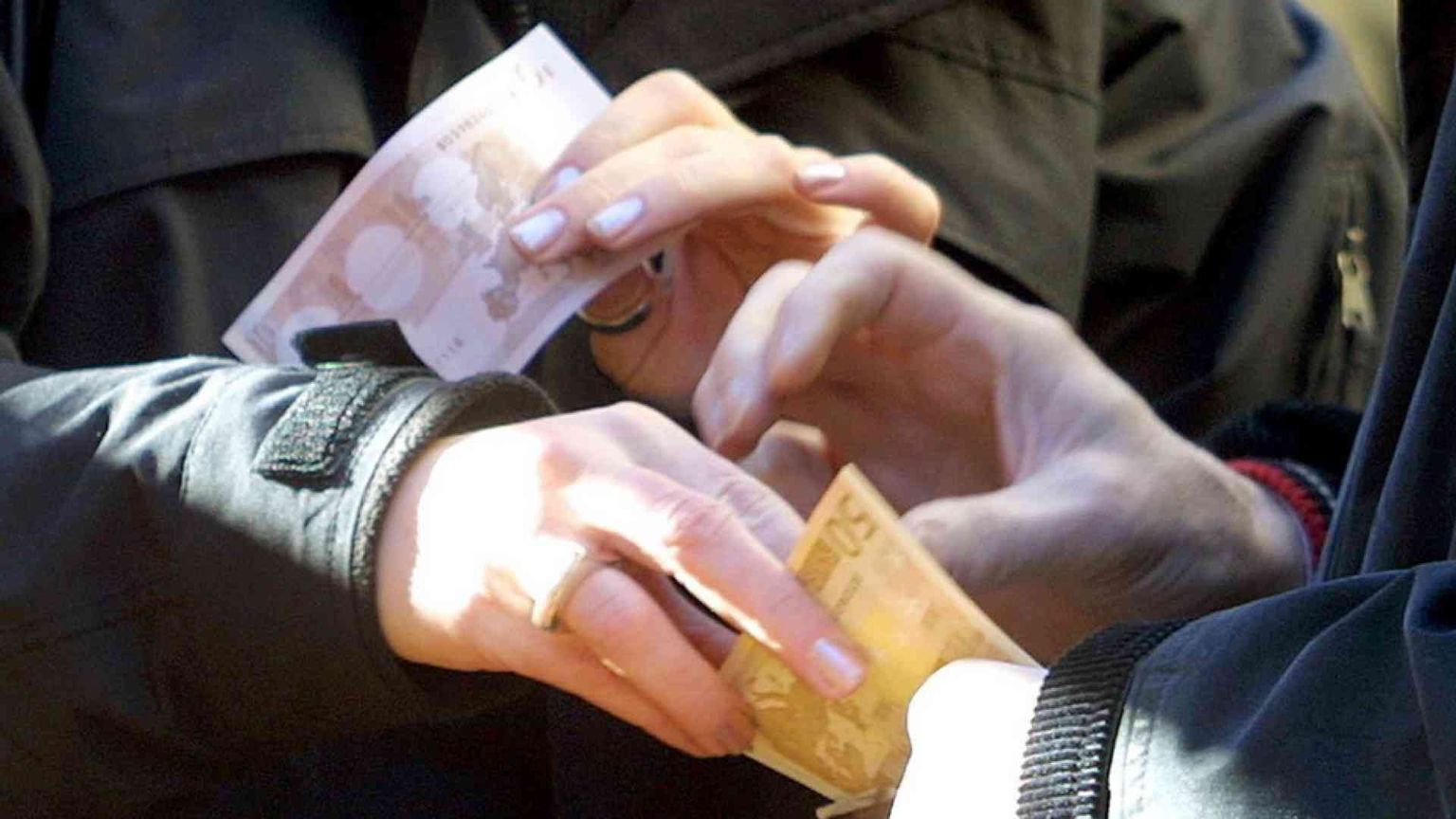 Figli dati in pegno per pagare i debiti: l'ultima vergogna