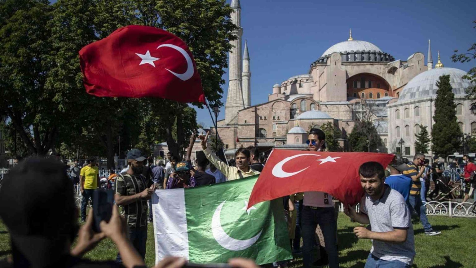 Divide Santa Sofia riconvertita in moschea. Le reazioni del mondo