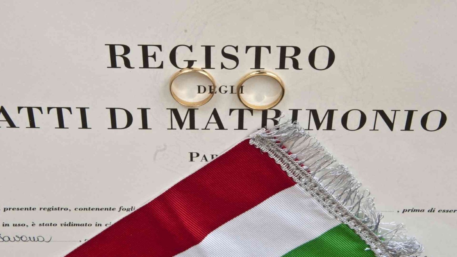 Si dimette il sacerdote che ha presieduto l'unione civile di due donne