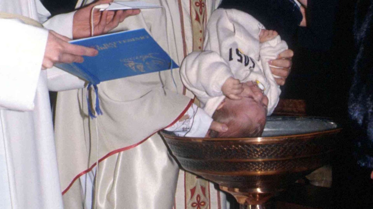 Il vescovo abolisce per 3 anni padrini e madrine di Battesimo e Cresima