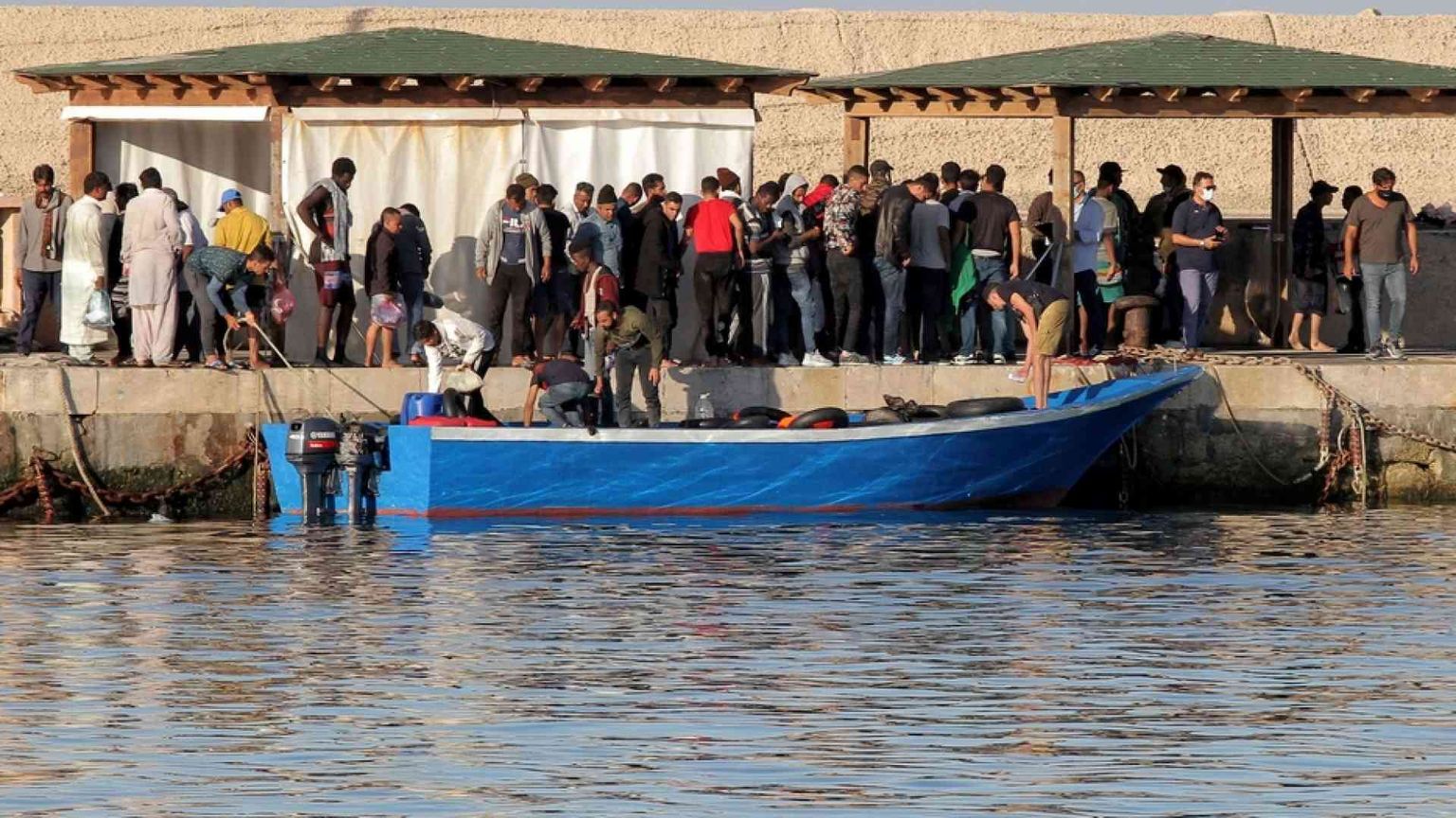 Lampedusa, in 1.100 nell'hotspot per 95. Il sindaco: stato di emergenza