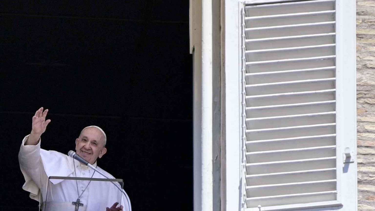 Papa ai giovani, fate gesto tenerezza verso gli anziani