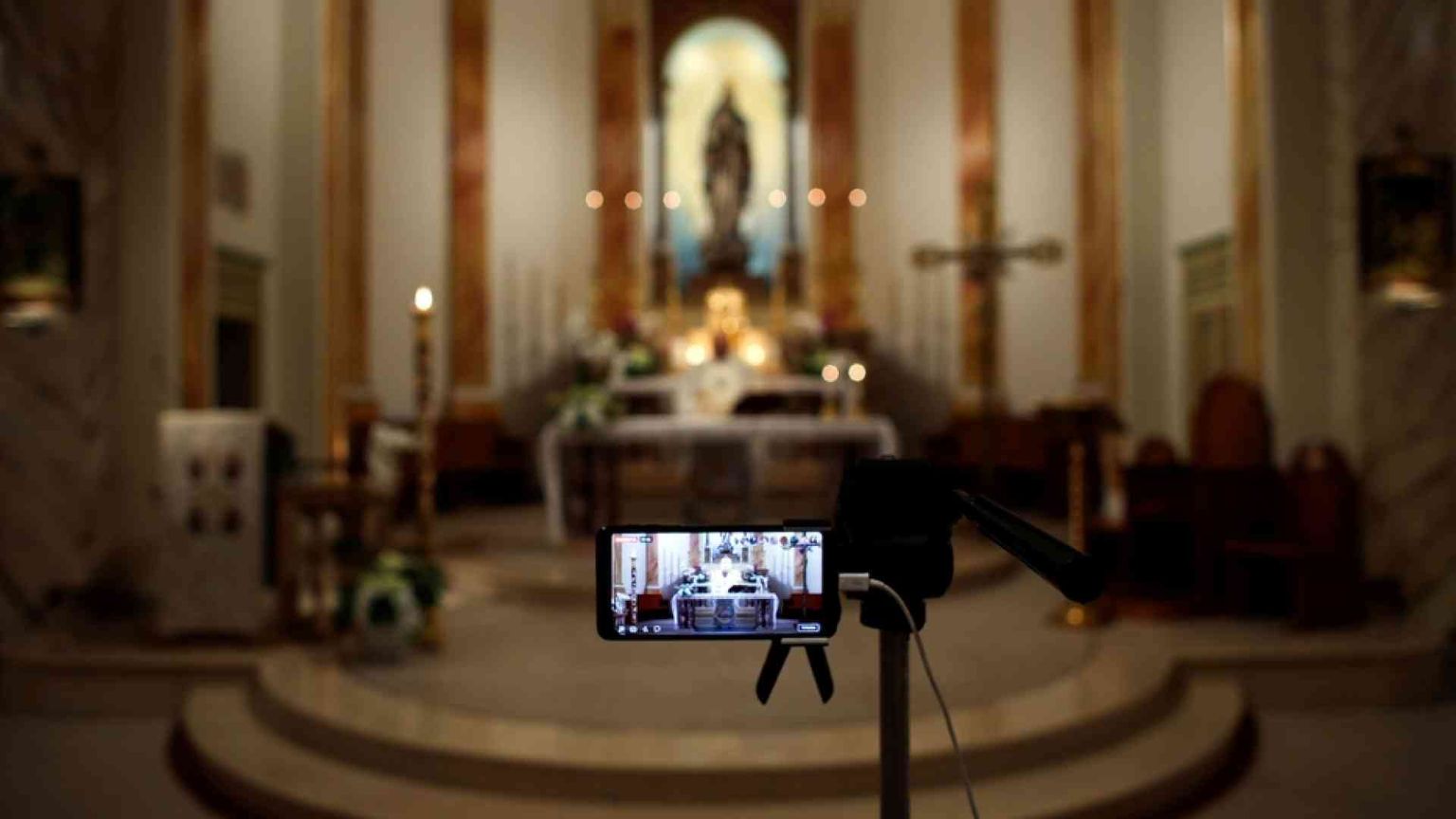 Il Papa: le Messe in tv e sul web non sostituiscono la presenza alle liturgie