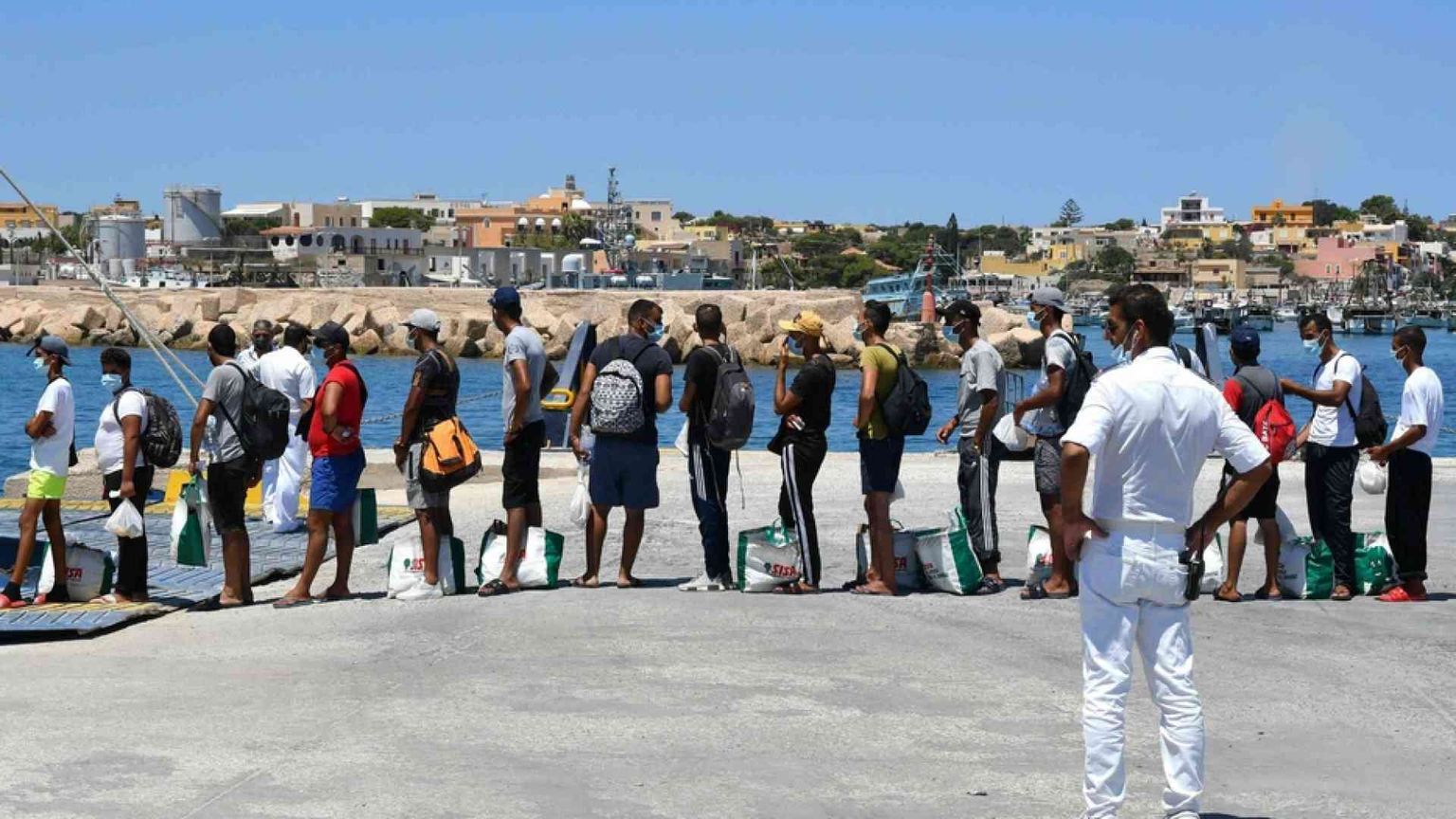 Crisi politica e povertà, la polveriera da cui fuggono i tunisini