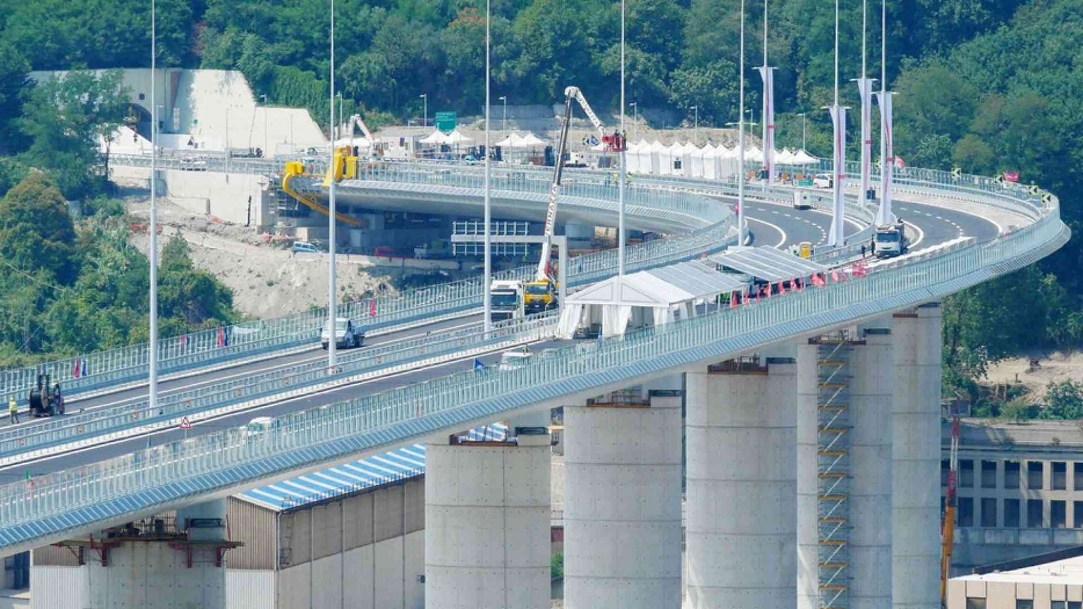 L'inaugurazione del nuovo viadotto. Assenti i parenti delle vittime