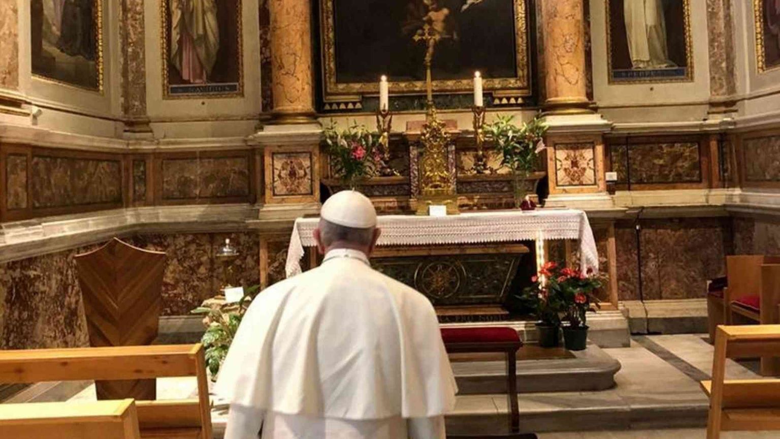 Papa Francesco visita a sorpresa Santa Maria Maggiore