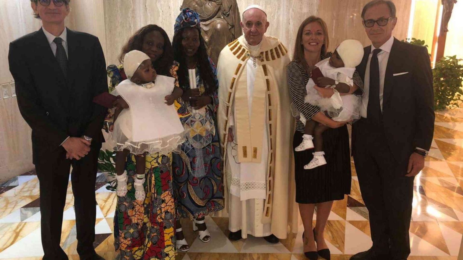 Il Papa ha battezzato le gemelle siamesi separate al Bambino Gesù