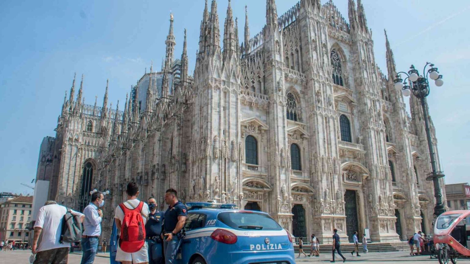 Entra in Duomo con un coltello e prende in ostaggio un vigilante (Video)