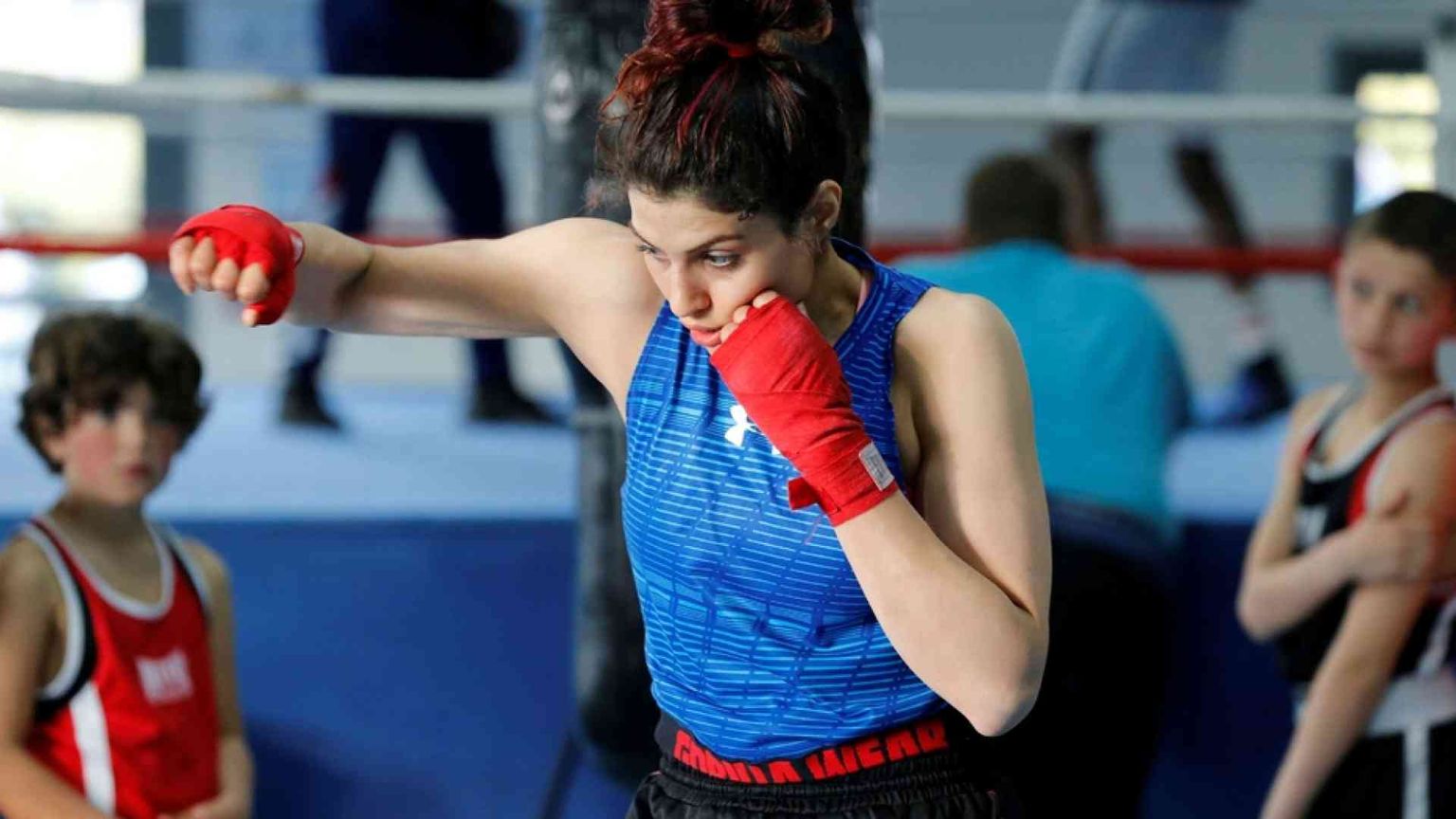 Dentro e fuori dal ring, la battaglia per la libertà dell'iraniana Khadem