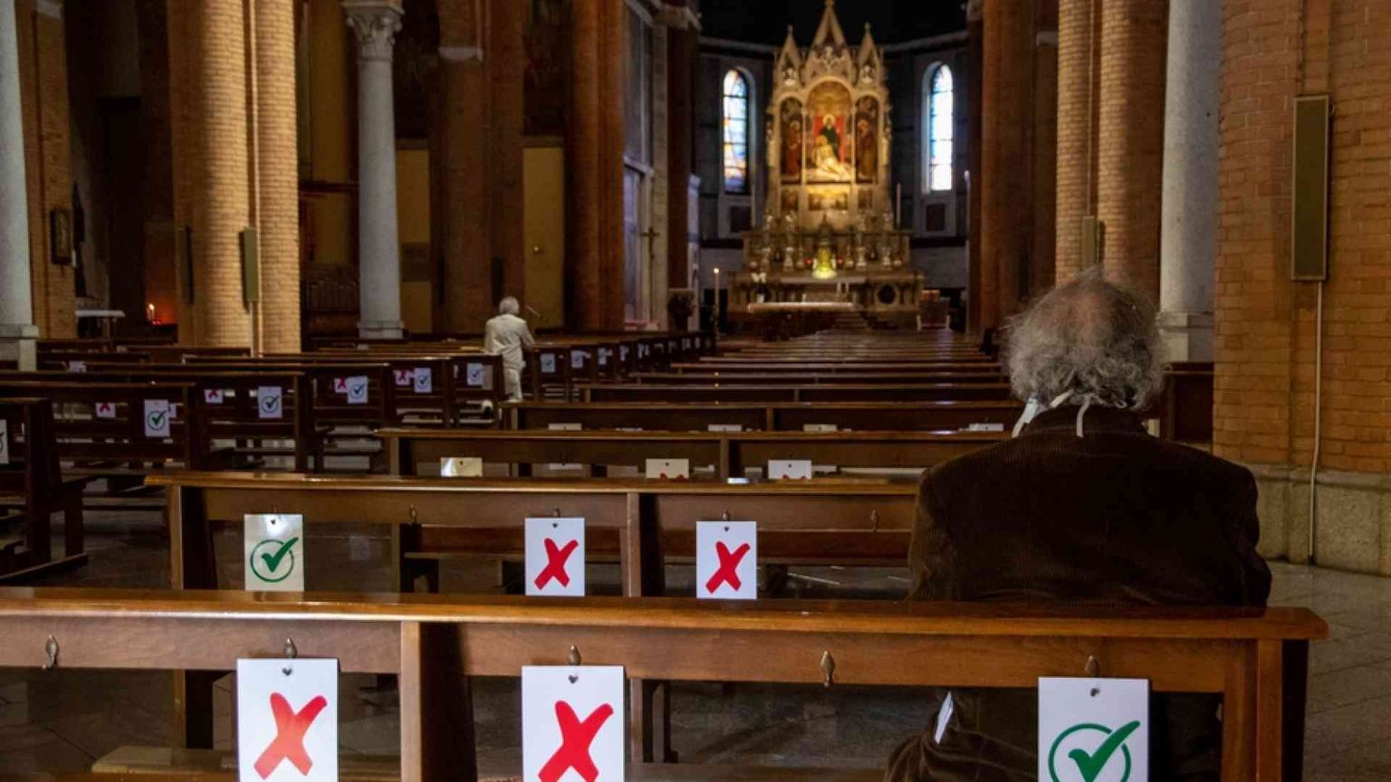 Messe anti-Covid, tornano i cori e niente distanza fra i familiari