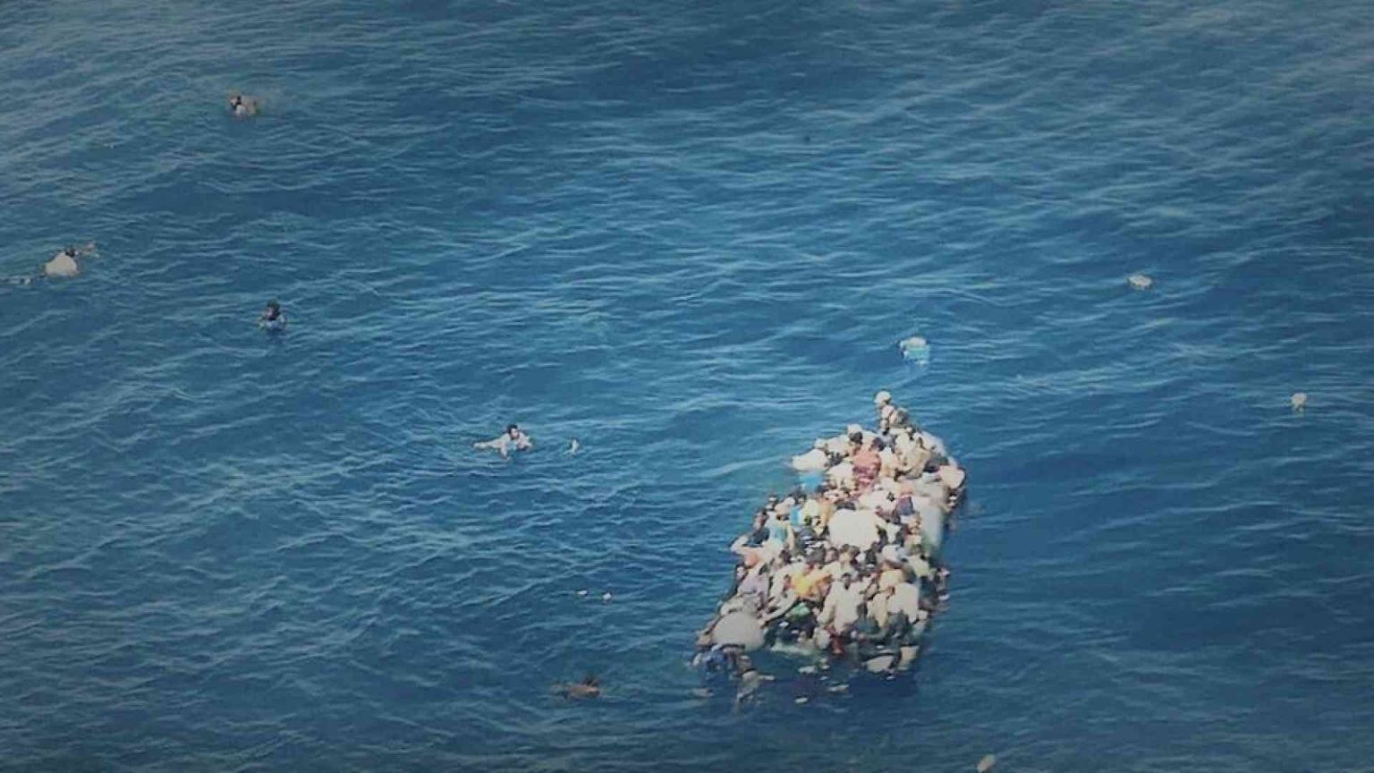 Almeno 45 migranti, tra cui 5 minori, morti in un naufragio. Si salvano in 37