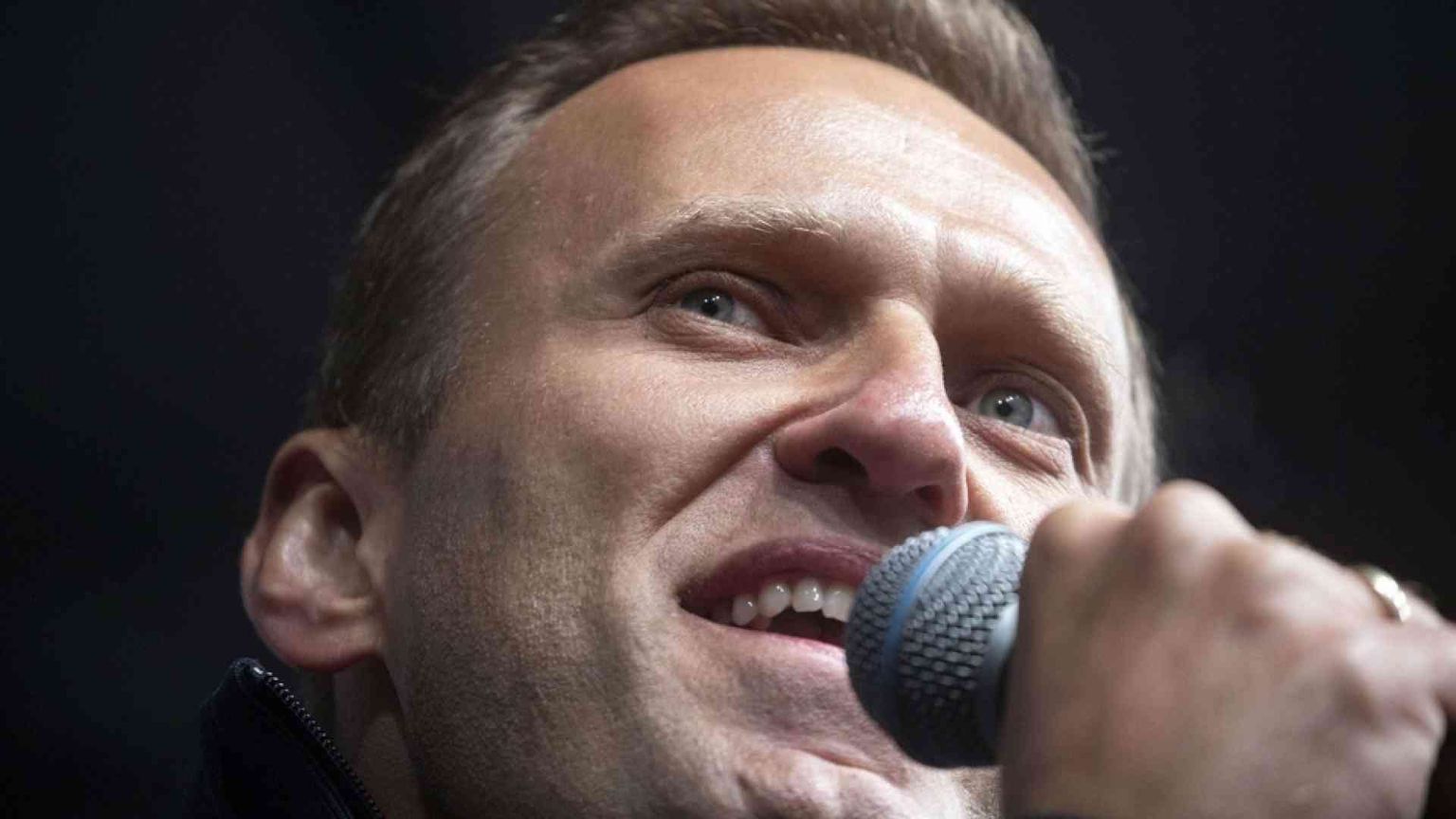 Navalny trasferito in Germania. Il giallo del veleno