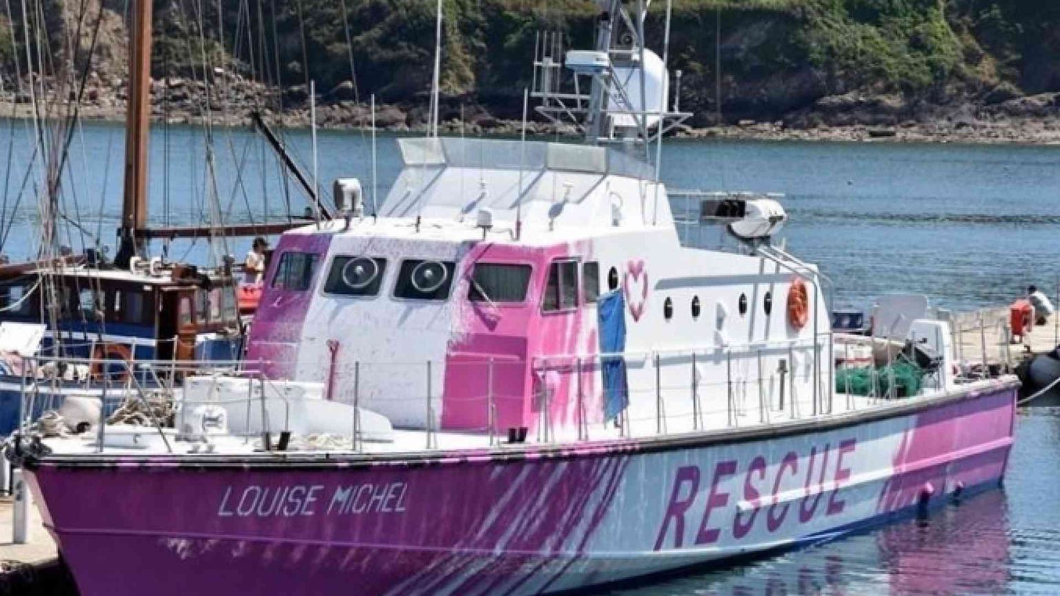 Libia, arriva la prima "motovedetta civile". Firmata Banksy