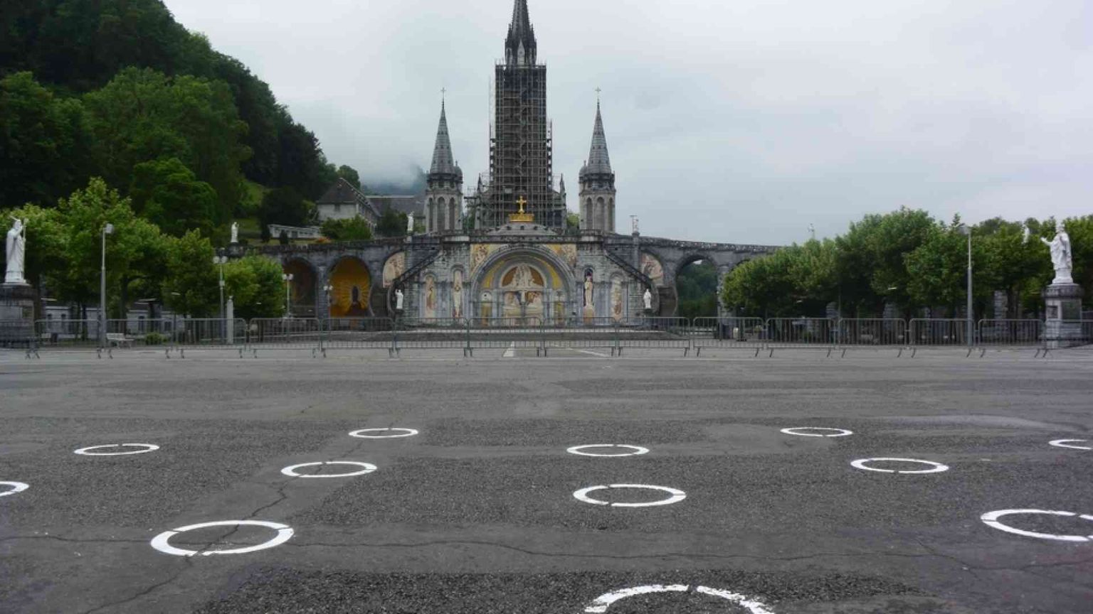 I pellegrini tornano alla grotta di Lourdes