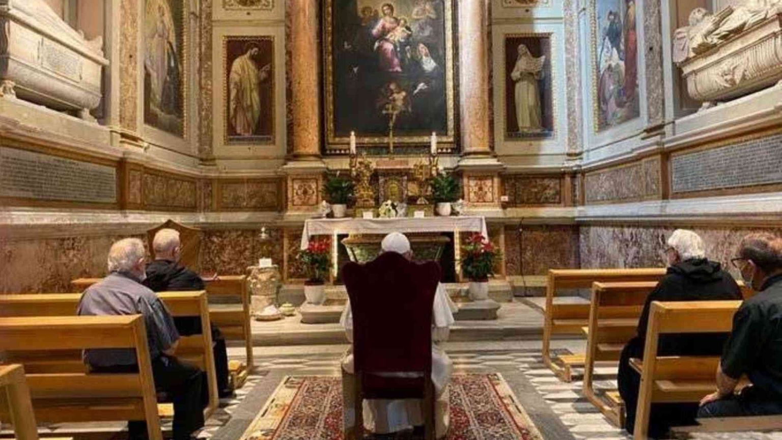 Papa Francesco in preghiera sulla tomba di santa Monica