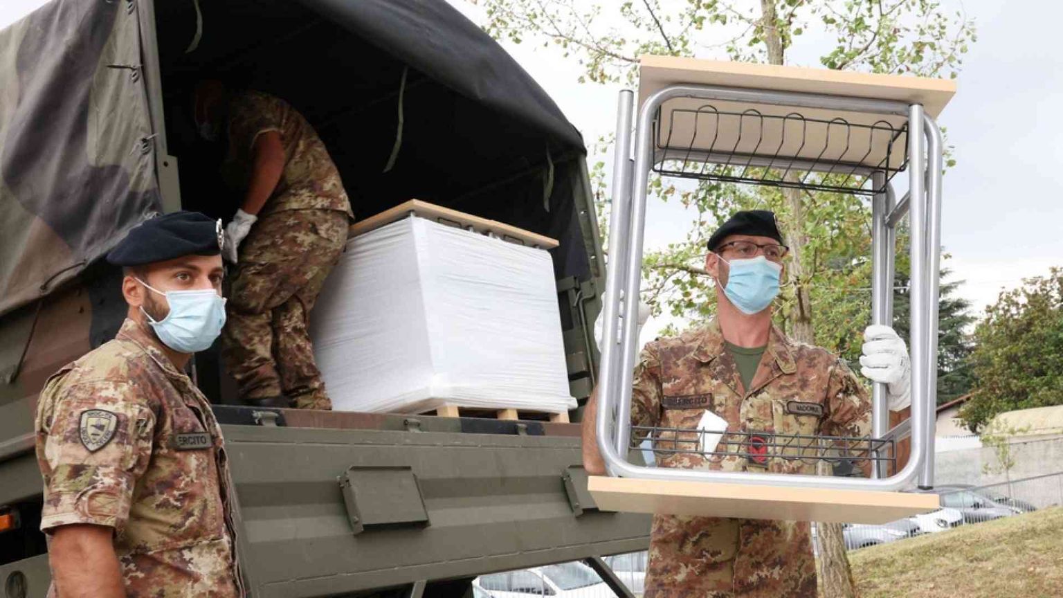 L'esercito consegna i banchi a Nembro e Alzano