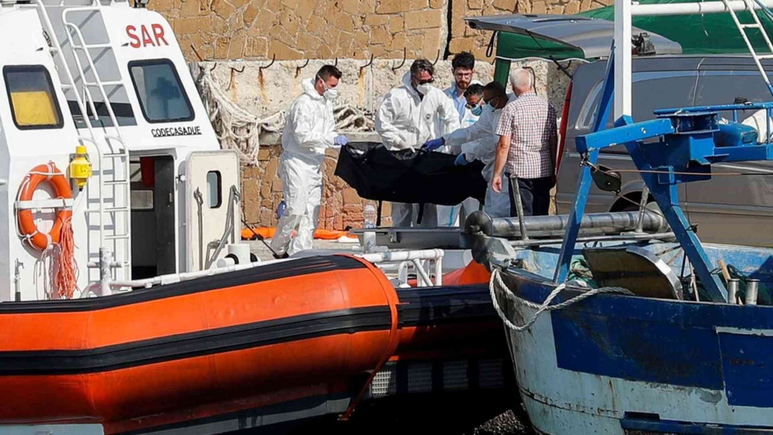 L'incendio su barca dei migranti, la Chiesa di Crotone: stop all'odio social