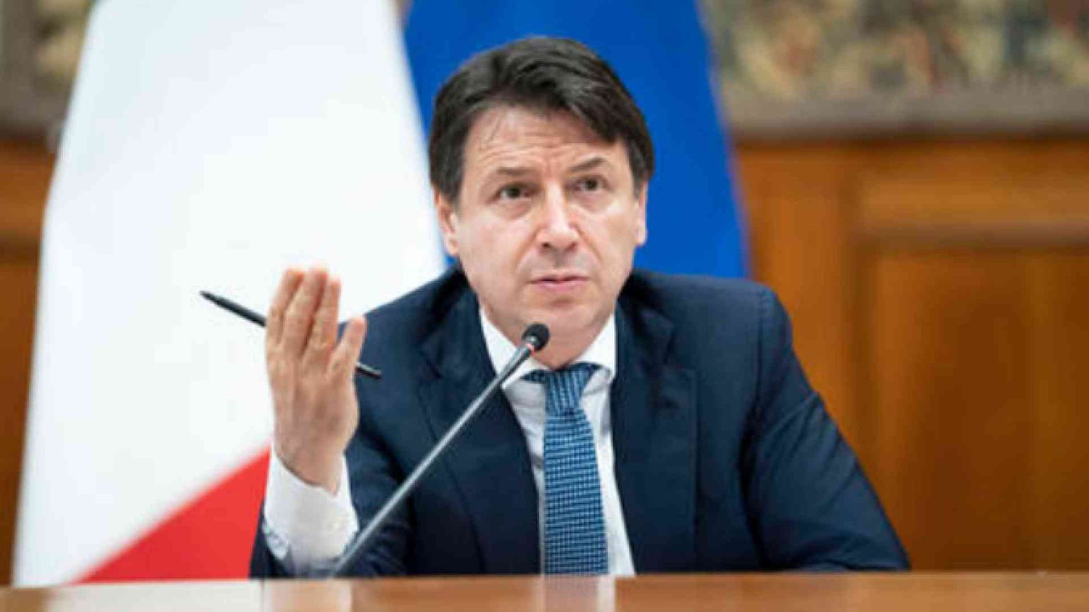 Conte sceglie il «silenzio operoso»: lavora ai fondi Ue e non teme Draghi
