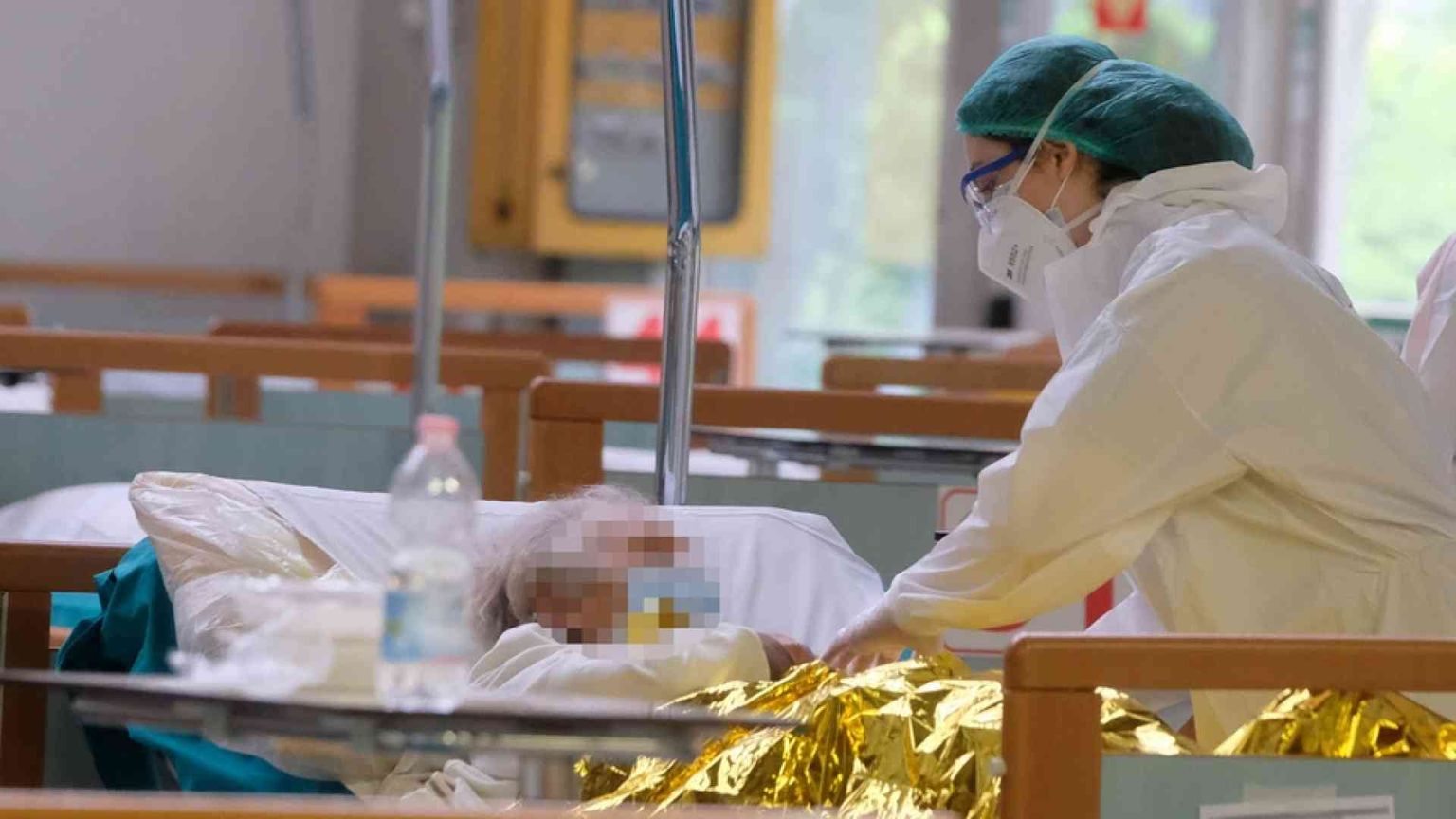 Il virologo Di Perri: «Più ricoveri perché il virus, cari giovani, c'è»