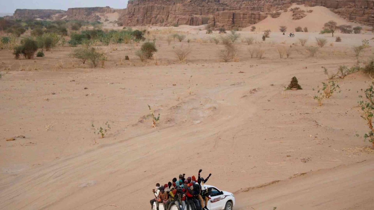 Trafficanti abbandonano 80 migranti nel deserto